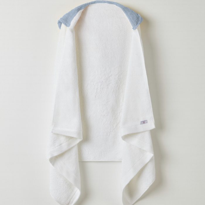 toalla con cpaucha blanca y azul